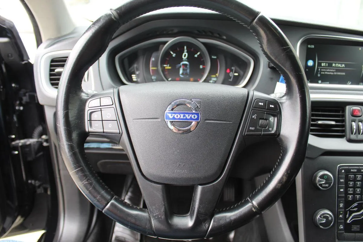 VOLVO - V40 -  D2 R-design Kinetic