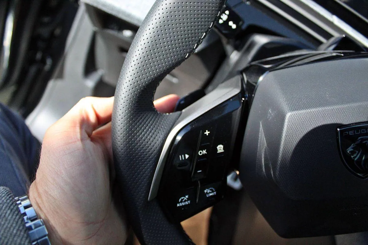 PEUGEOT - 3008 - Hybrid 136 e-DCS6 GT